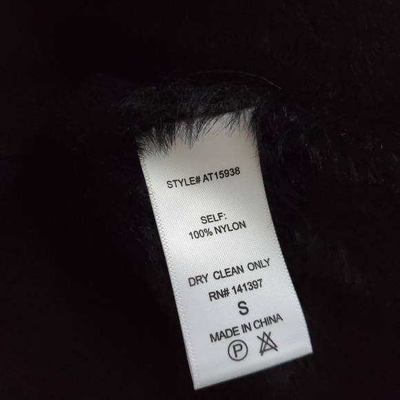 NEW ASTR the Label Fuzzy Crop Black Sweater - Picture 4 of 5